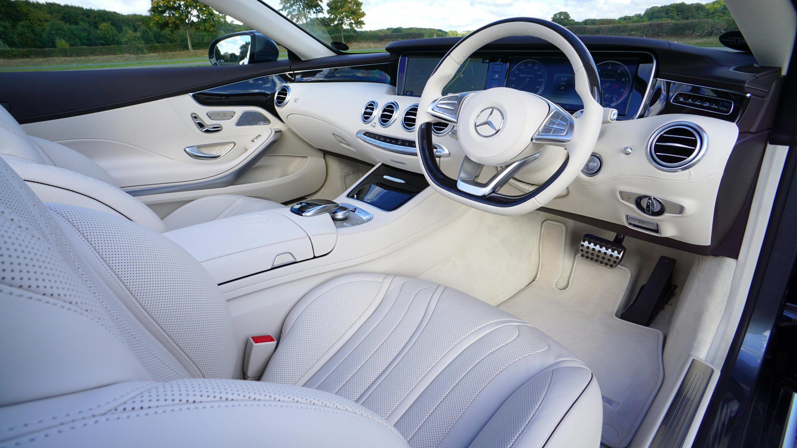 Top 10 Luxury Cars in the World (2024) – Ultimate Buyer’s Guide